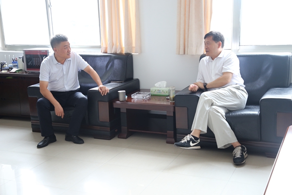 燕隊(duì)長(zhǎng)與鞏義市自然資源局局長(zhǎng)崔國(guó)強(qiáng)洽談合作交流.jpg
