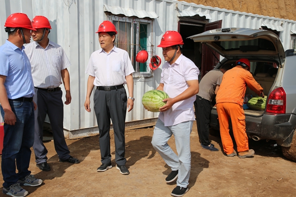 燕建設(shè)慰問項目一線職工.jpg
